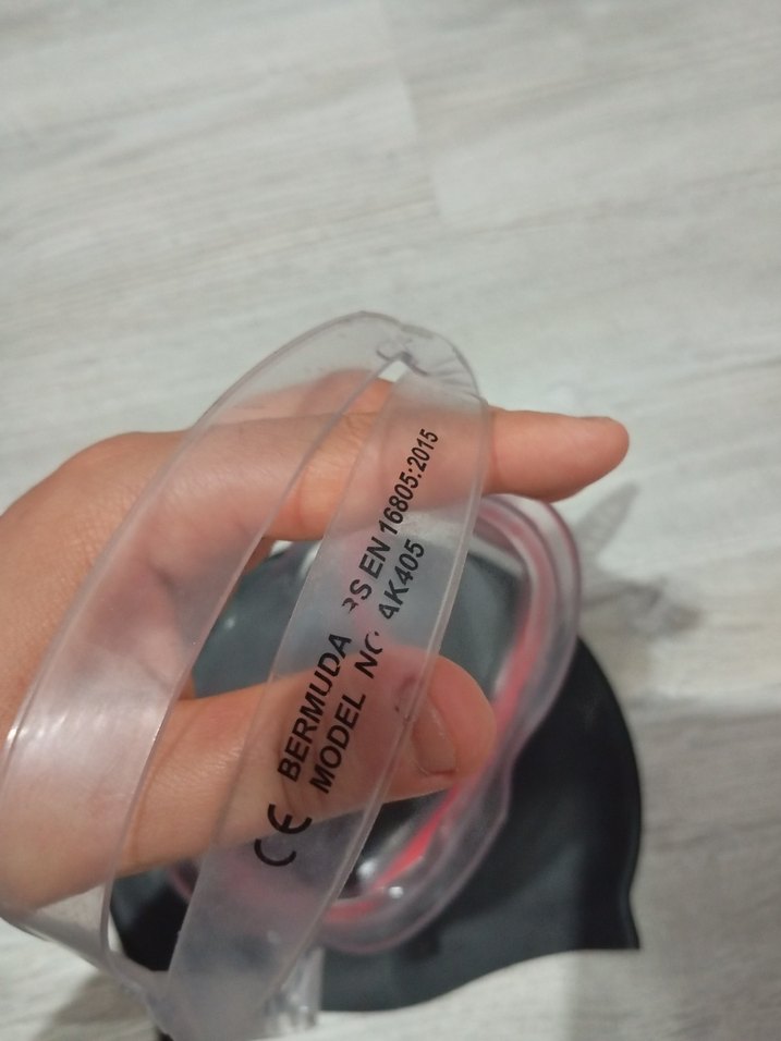 Kırmızı Çerçeveli Yüzme Gözlüğü ve Siyah Bone - Görsel 3