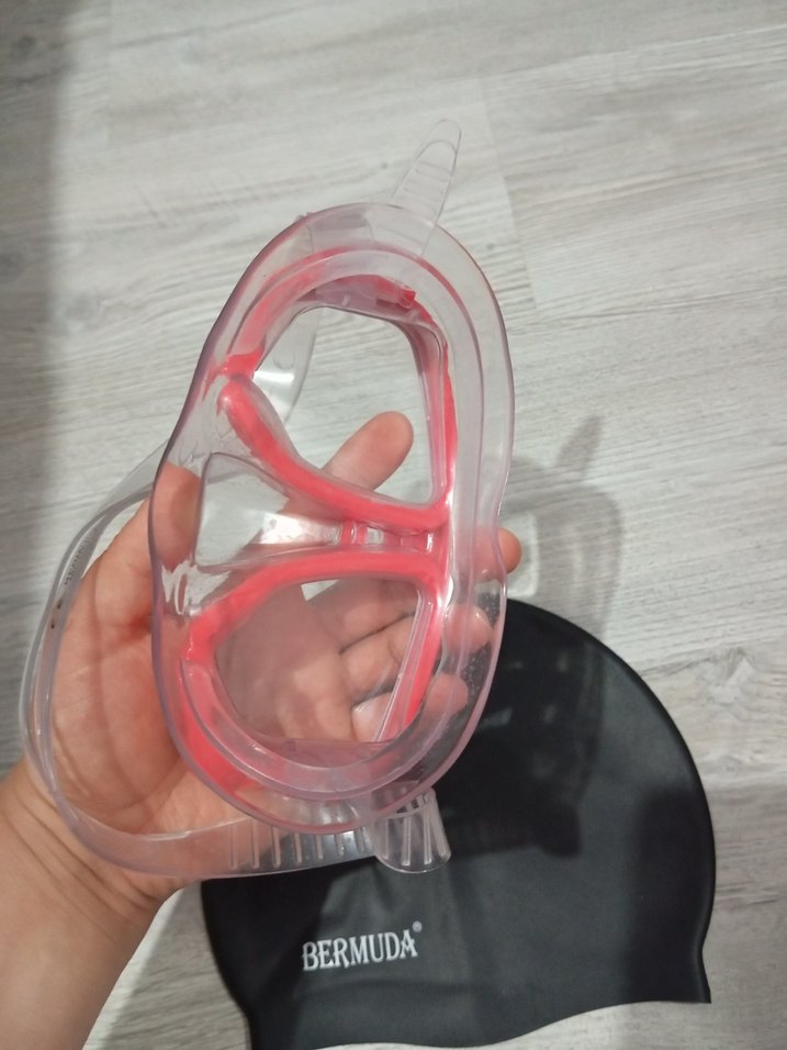 Kırmızı Çerçeveli Yüzme Gözlüğü ve Siyah Bone - Görsel 2