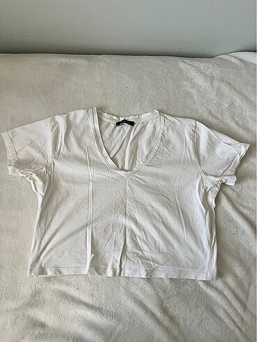 Beyaz yakası açık crop t-shirt
