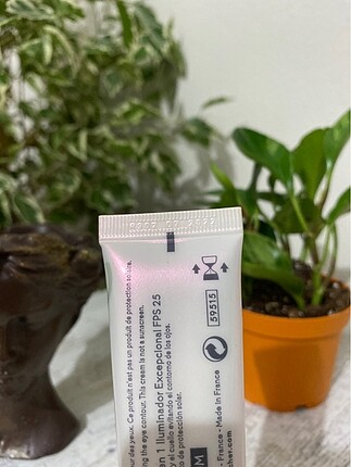 Beden ten rengi Renk White Botanical - Leke Karşıtı ve Aydınlatıcı 30 SPF BB Krem
