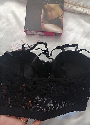 Zara Büstiyer 