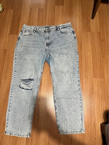 Yırtık diz kot pantolon