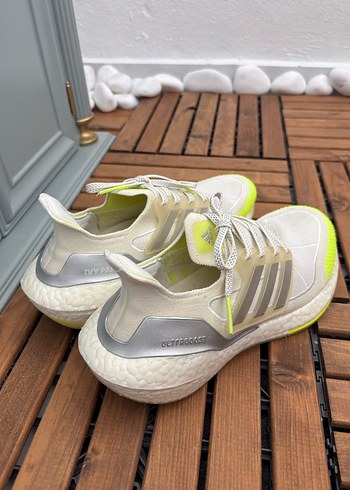  Beden Adidas Ultraboost Koşu Ayakkabısı