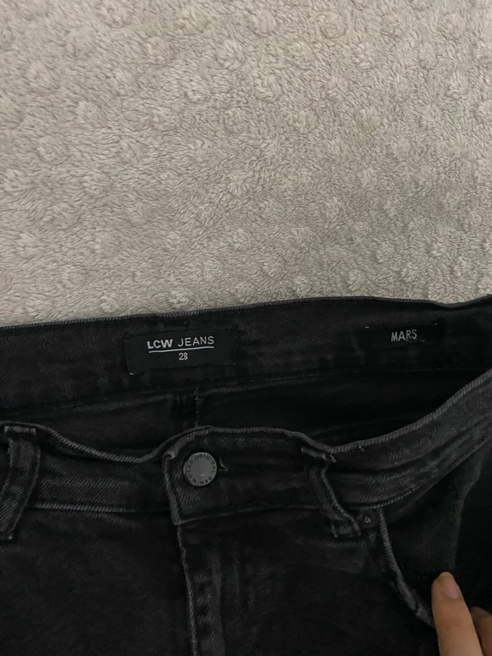 Siyah Yırtmaçlı Kadın Kot Pantolon - Görsel 3