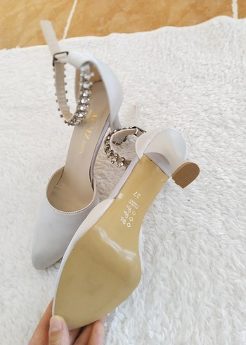 37 Beden Zincir Detaylı Beyaz Süet Stiletto
