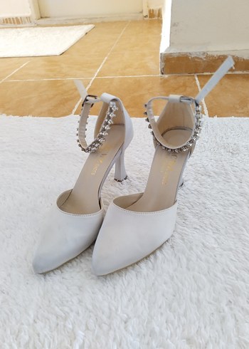 Zincir Detaylı Beyaz Süet Stiletto