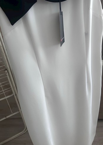 Siyah Yaka Detaylı Beyaz Midi Elbise - Görsel 4