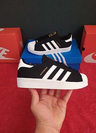 Adidas 36/44 arası bütün numaralar mevcuttur sınıfının en iyisidir
