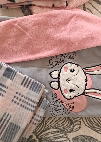 Baskılı Gri ve Pembe polar pijama takımı - Görsel 2