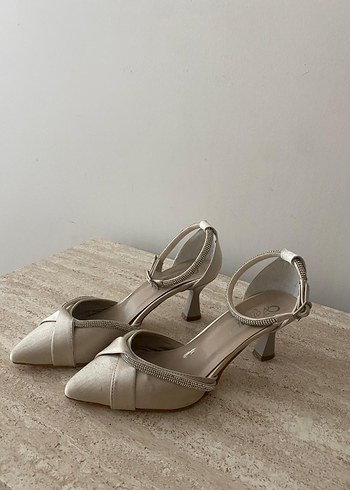 Beyaz Saten Stiletto Tokalı Kadın Ayakkabı