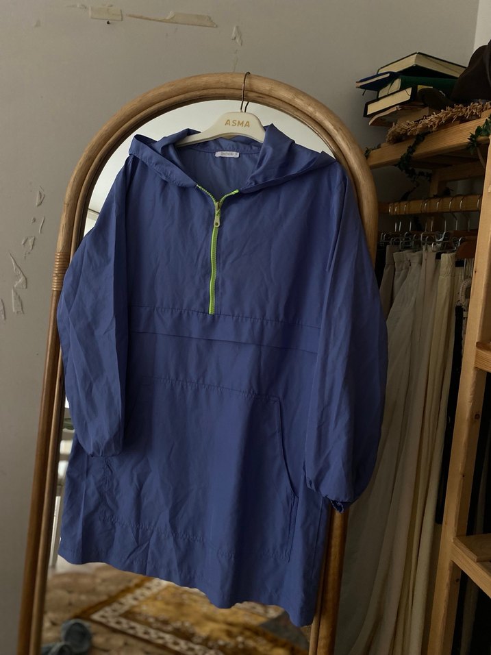 Mavi Midi Uzun Kollu Kapüşonlu Yağmurluk - Görsel 2