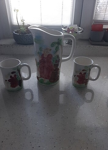 Diğer 2 adet porselen bardak ve sürahi