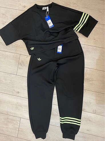 xs Beden Adidas etiketli