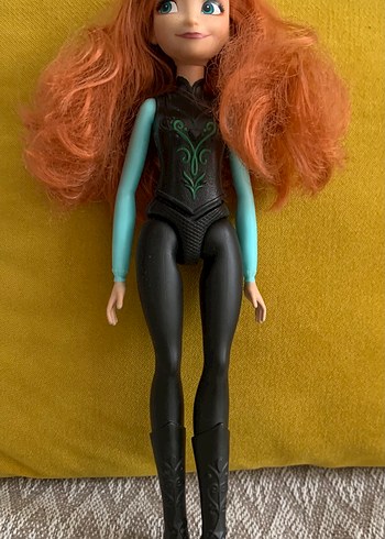 HASBRO SİYAH KIyAFETLİ KIZ BEBEK OYuNCAK