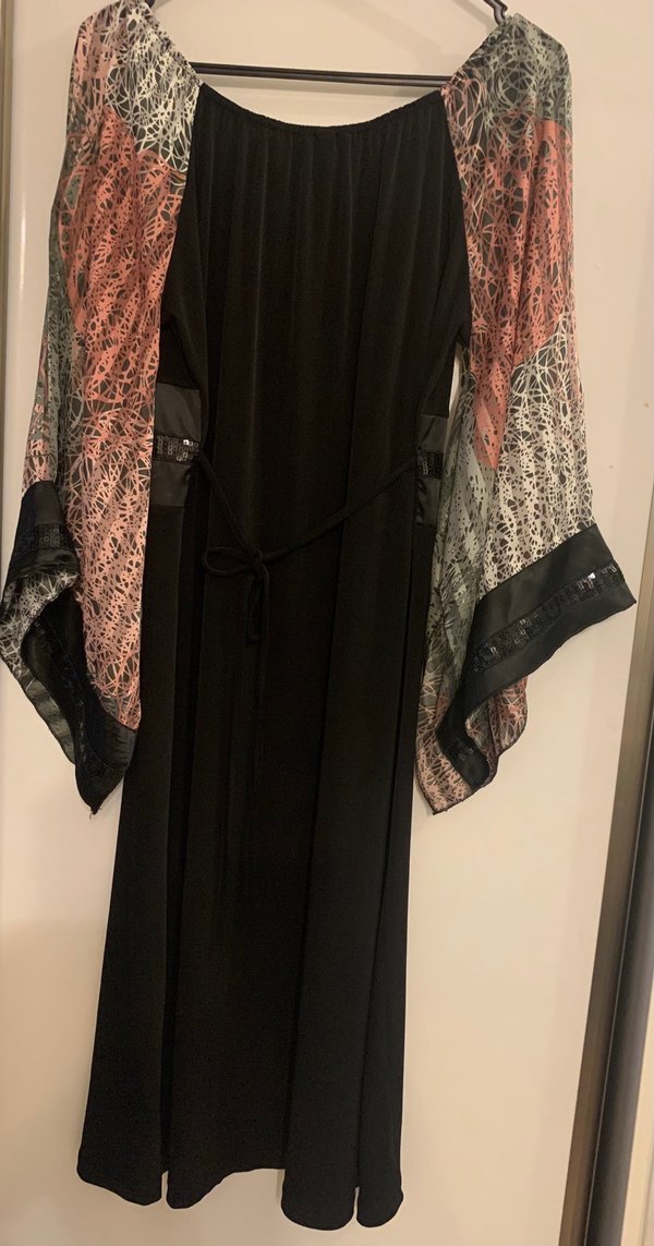 Siyah Kolları Modelli ve Yırtmaçli Abiye Elbise - Görsel 2