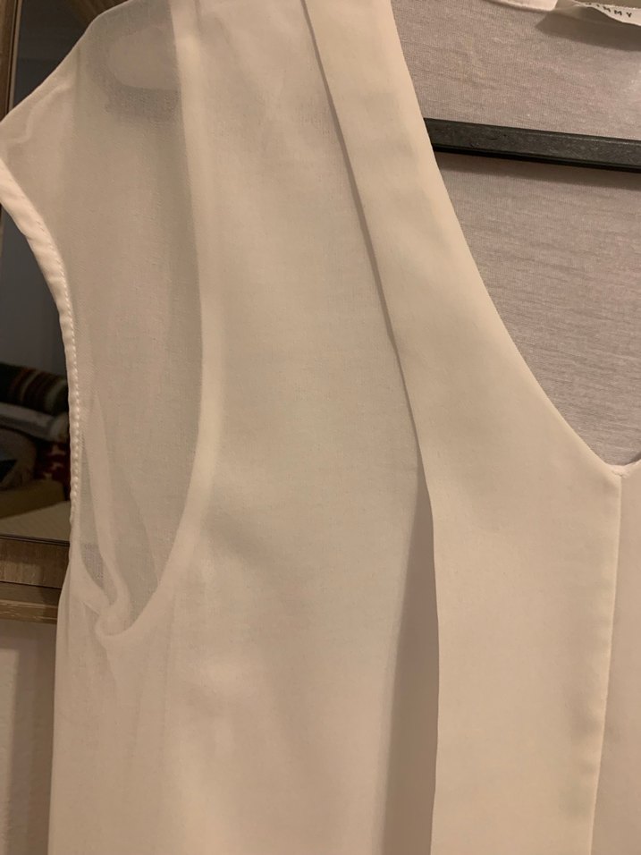 Beyaz V Yaka Kolsuz Kadın Bluz - Görsel 3