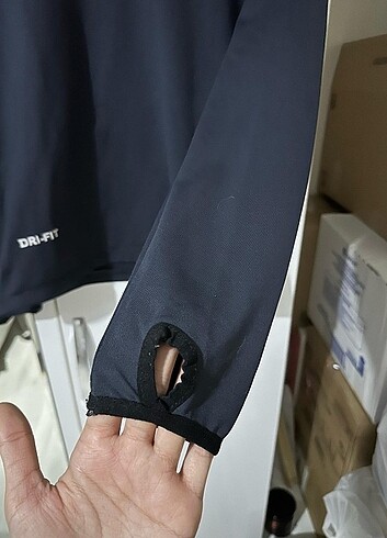 Nike parmak detaylı sporcu üst