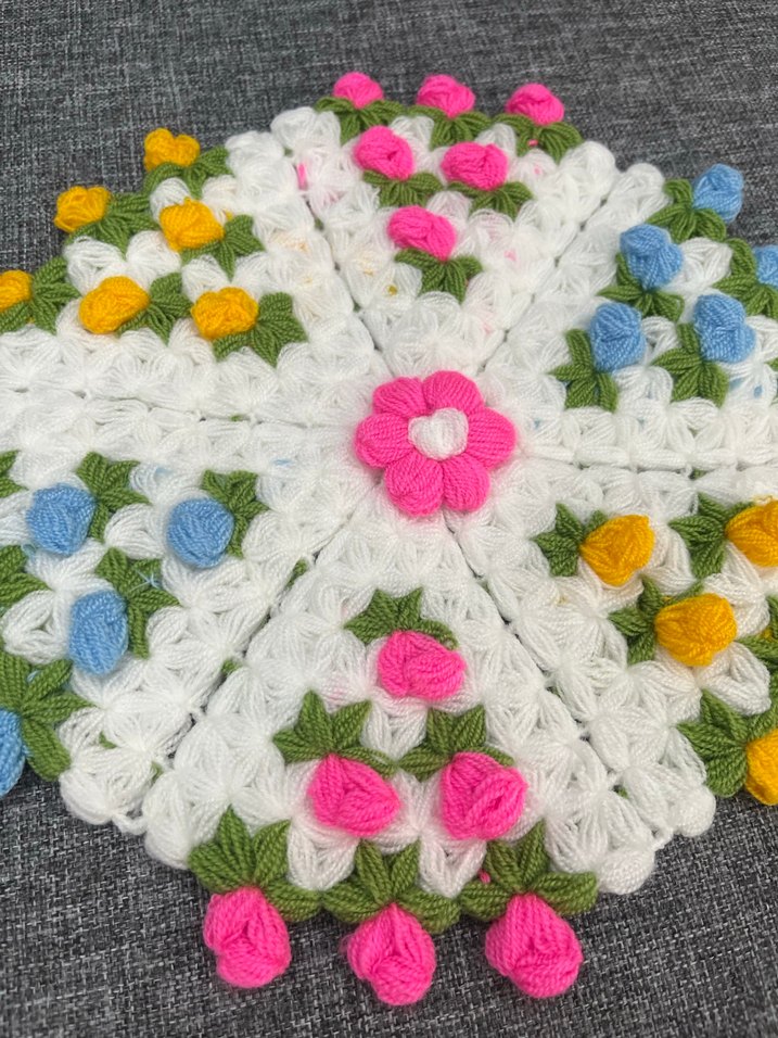 Renkli Çiçekli El Yapımı Dekoratif Örtü - Görsel 2