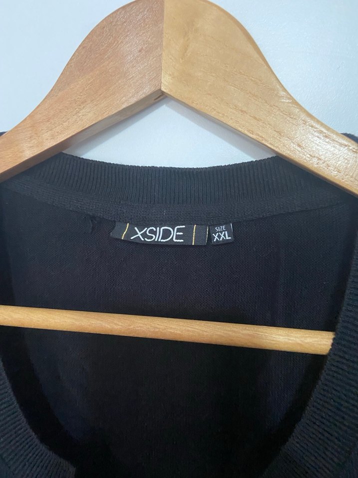 Siyah ve Önü Desenli Kısa Kollu Kazak - Görsel 3