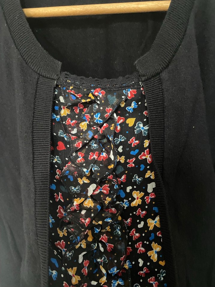 Siyah ve Önü Desenli Kısa Kollu Kazak - Görsel 5