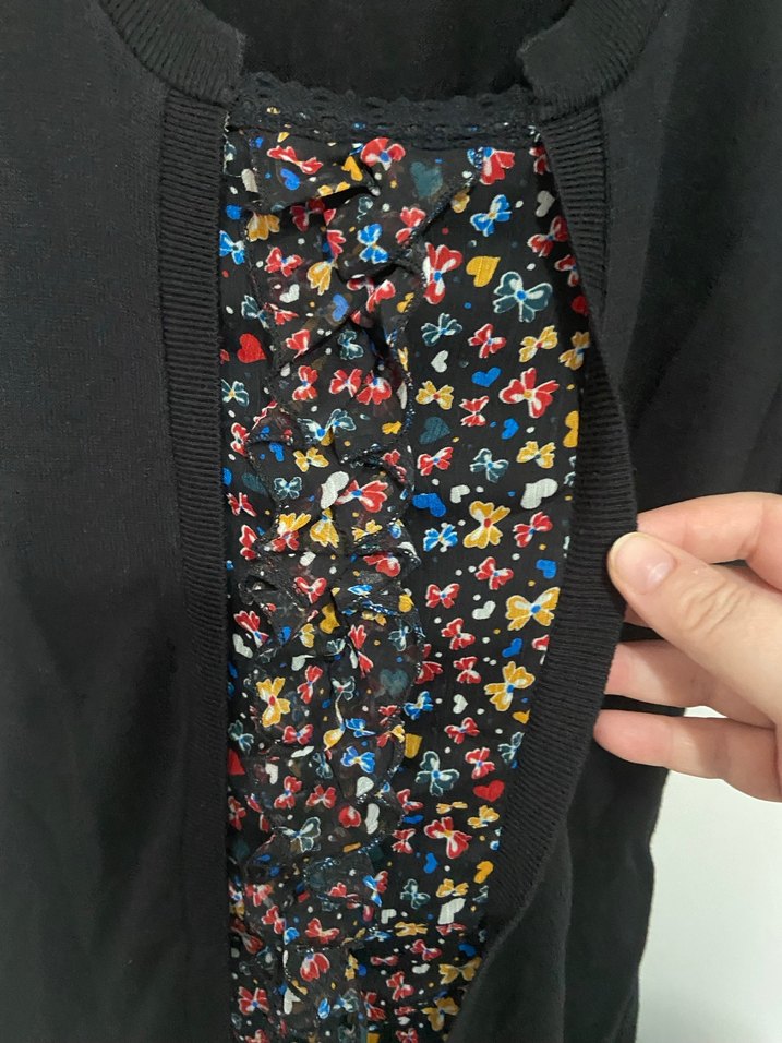 Siyah ve Önü Desenli Kısa Kollu Kazak - Görsel 2