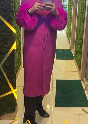 Pembe Tüy Detaylı Uzun Kadın Kaban