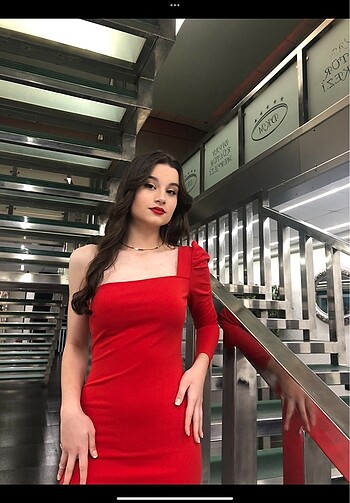Kırmızı tek kollu elbise