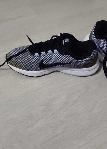 38,5 Beden siyah Renk Nike kad6n spor ayakkabı