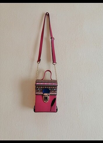 Pembe çanta