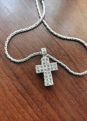 SWAROVSKI MARKA HAÇ KOLYE