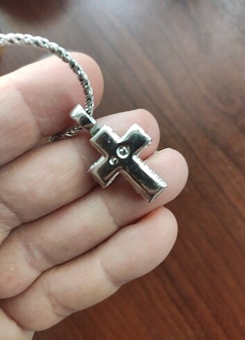 Beden beyaz Renk SWAROVSKI MARKA HAÇ KOLYE