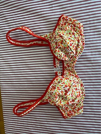Nar çiçeği desenli bikini üstü