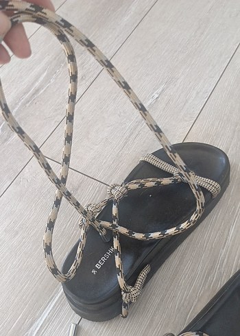Bershka Yılan Desenli Bohem Kadın Dolgu Topuk ipli Sandalet