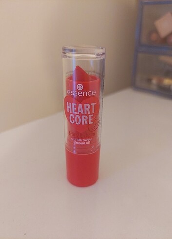 Essence heart core çilekli lip balm