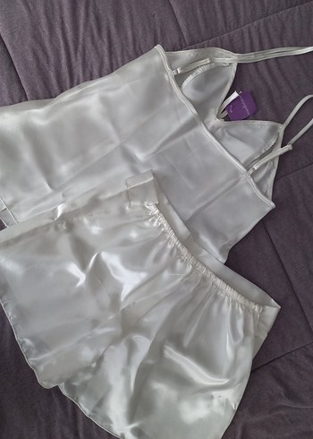 Beyaz Saten Mini İp Askılı Kadın Pijama Takımı - Görsel 2