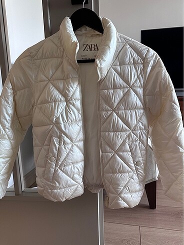 Zara sedefli mevsimlik şişme mont
