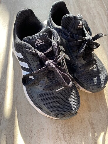 28 Beden siyah Renk Adidas erkek çocuk orijinal çok az kullanıldı .