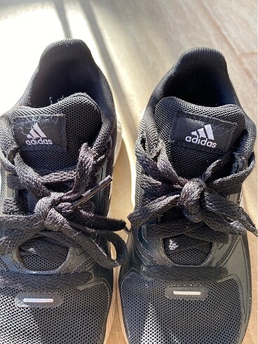 28 Beden Adidas erkek çocuk orijinal çok az kullanıldı .