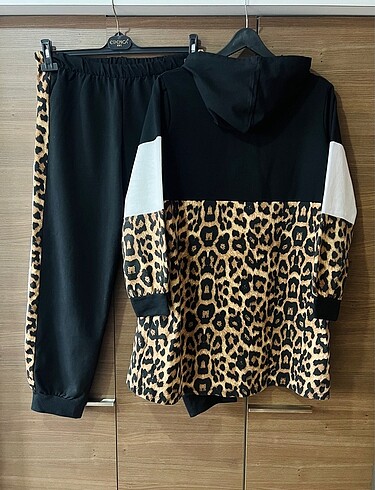 Diğer Leoparlı Eşofman Takımı