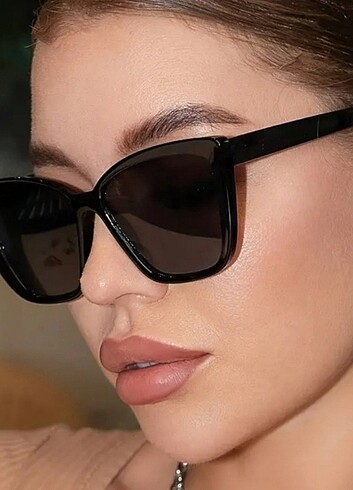 Siyah cat-eye güneş gözlüğü