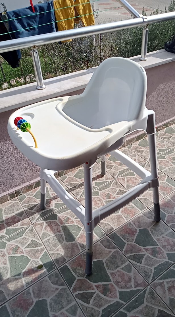 Beyaz ve Gri Bebek Mama Sandalyesi. - Görsel 2