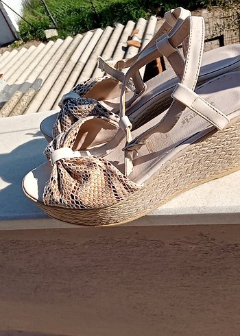 Bej Yılan Desenli Dolgu Topuklu Kadın Sandalet - Görsel 3