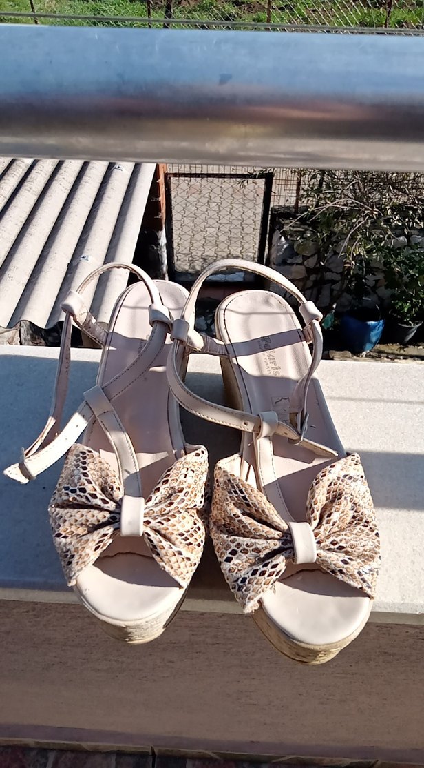 Bej Yılan Desenli Dolgu Topuklu Kadın Sandalet - Görsel 2