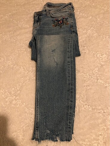 Mavi Jeans Çiçek nakışlı kot pantolon