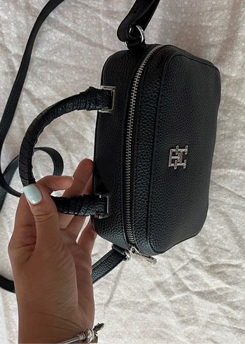 Tommy Hilfiger Siyah Deri Kadın Çapraz Çanta