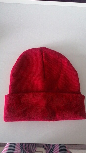 Kırmızı yünlü şapka 