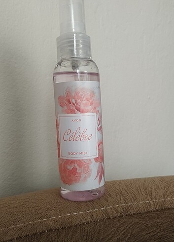 Avon celebre vücut spreyi