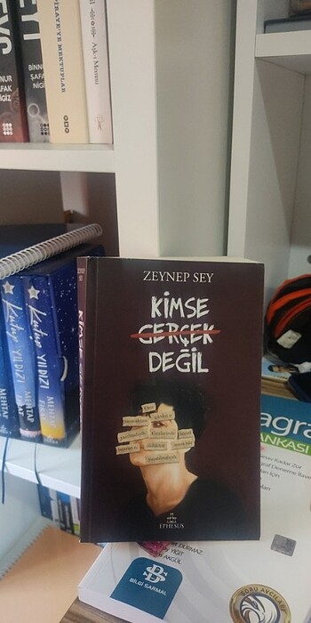 Kimse gerçek değil -zeynep sey kutup yıldızı 