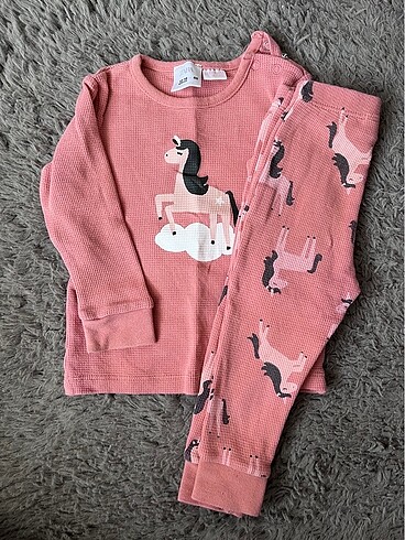 Zara 6-12 ay takım yepyeni durumda