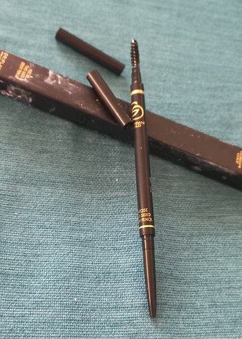 Siyah ve Koyu Renkli Makyaj Ürünleri Seti - Görsel 2